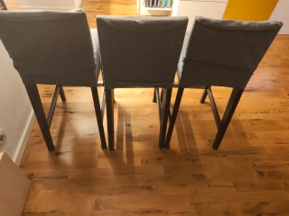 Cuatro taburetes altos de Ikea modelo Bergmund
