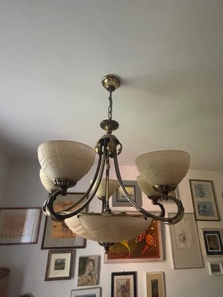 Lámpara de techo dorada y cristal