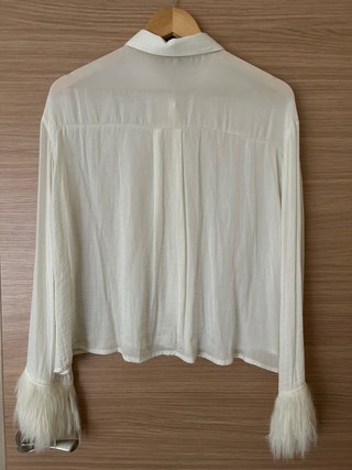 Blusa blanca con detalles de pelo