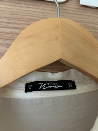 Blusa blanca con detalles de pelo