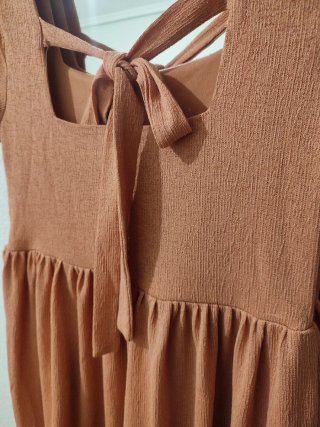 Vestido coral con volante