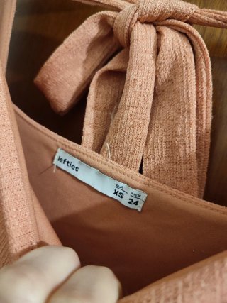 Vestido coral con volante