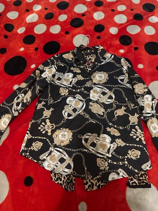 Camisa estampada cadenas doradas