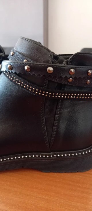 Botines negros planos con perlitas