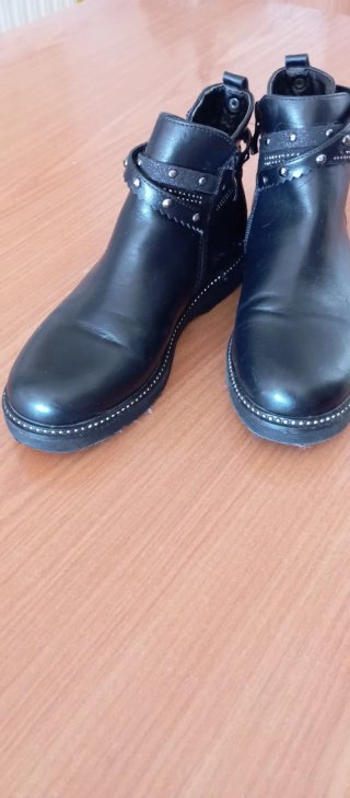 Botines negros planos con perlitas