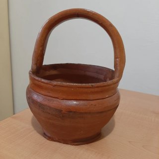 Vaso in terracotta con manico