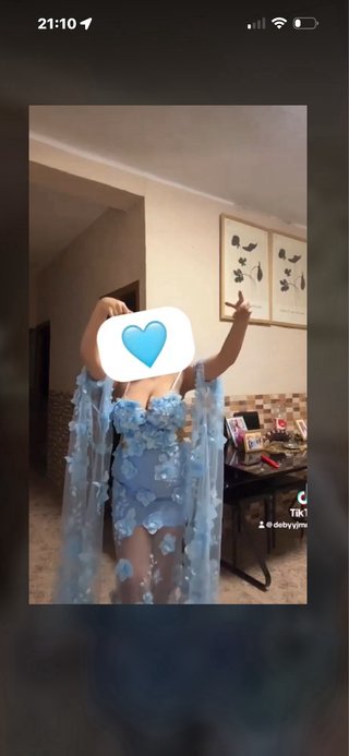 Vestido de fiesta azul con flores 3D