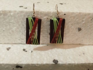Pendientes rectangulares verdes y rojos