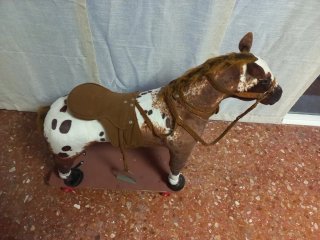 Caballo de juguete con ruedas