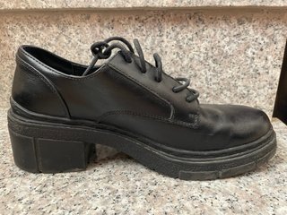 Zapatos negros tipo blucher/mocasín