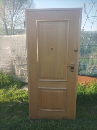 Puerta principal madera clara