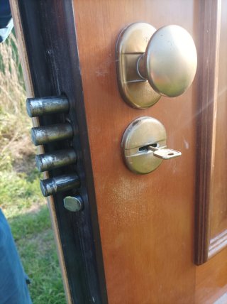 Puerta principal madera clara