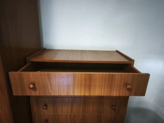 Cómoda de 7 cajones de madera.