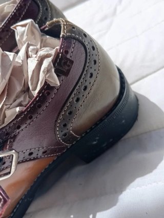 Zapatos de vestir marrones y rojos