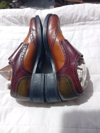 Zapatos de vestir marrones y rojos