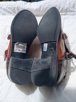 Zapatos de vestir marrones y rojos