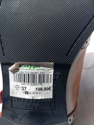 Zapatos de vestir marrones y rojos