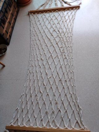 Hamaca de tela con barra de madera