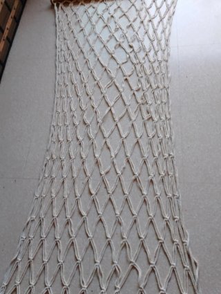 Hamaca de tela con barra de madera