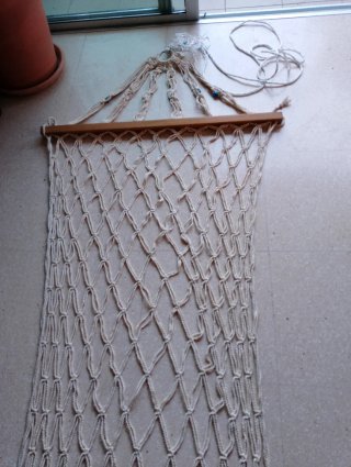 Hamaca de tela con barra de madera