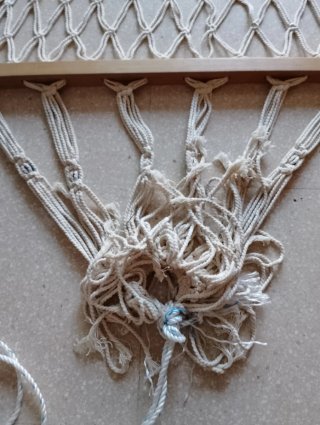 Hamaca de tela con barra de madera