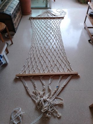 Hamaca de tela con barra de madera
