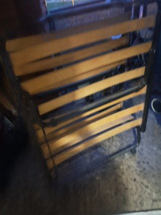 Estructura de cama metálica con somier de madera
