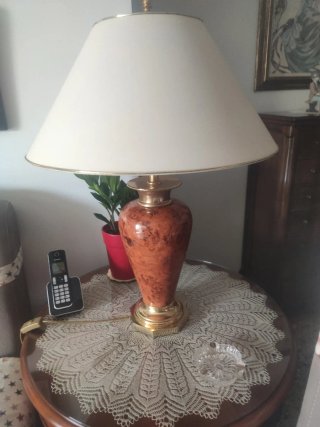 Lámpara de mesa dorada y beige