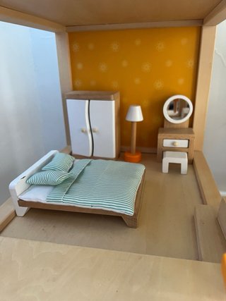 Casa de muñecas de madera Hape con muebles