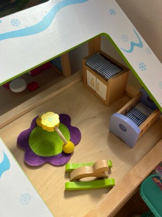 Casa de muñecas de madera Hape con muebles
