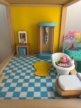 Casa de muñecas de madera Hape con muebles