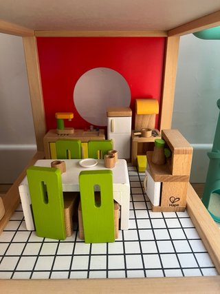Casa de muñecas de madera Hape con muebles