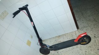 Patinete Eléctrico Negro y Rojo