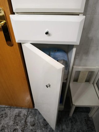 Mueble de baño blanco y madera