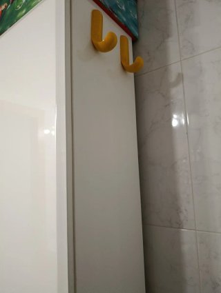 Mueble de baño blanco y madera