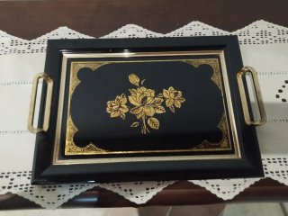 Bandeja Negra Estilo Japonés con Flores Doradas
