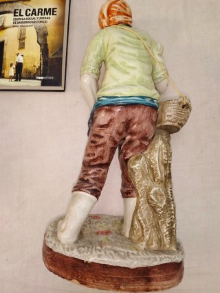 Estatua terracota pescador con cesta