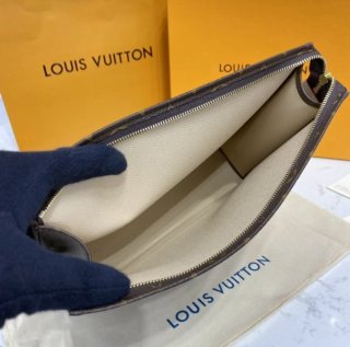 Neceser LV Pochette Toilette 26 M47542