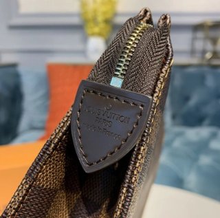 Neceser LV Pochette Toilette 26 M47542