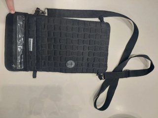 Funda tablet negra con correa