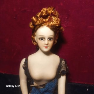 Muñeca de porcelana antigua