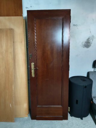 Puerta interior de madera oscura.
