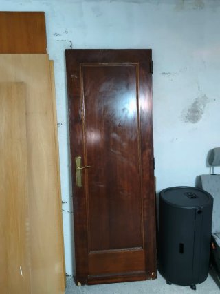 Puerta interior de madera oscura.