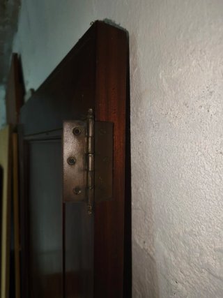 Puerta interior de madera oscura.
