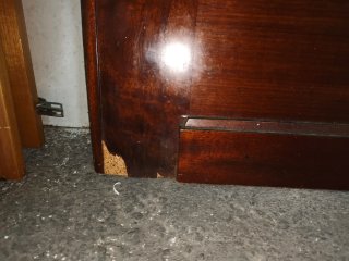 Puerta interior de madera oscura.