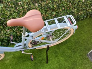 Bicicleta urbana azul con cesta