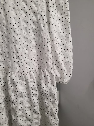 Vestido blanco con lunares negros