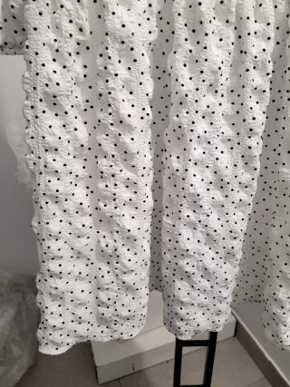Vestido blanco con lunares negros