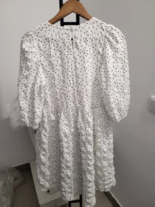 Vestido blanco con lunares negros