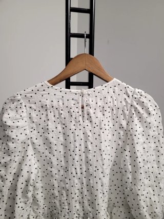 Vestido blanco con lunares negros